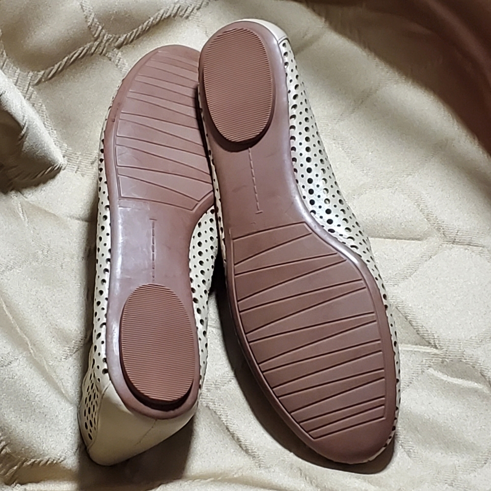 Neiman Marcus scalloped edge flats size 8M - Picture 14 of 14